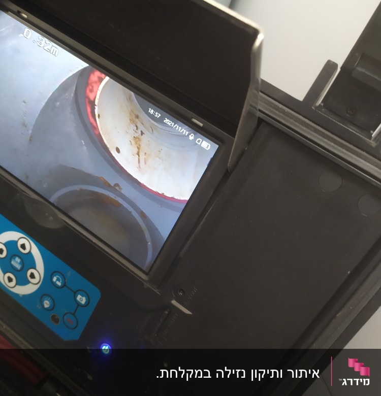 מסך תצוגה עם תמונת פנים צינור